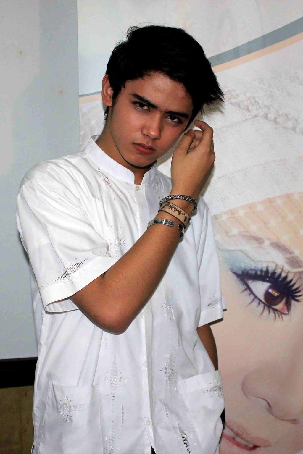Gaya Baju Koko `Si Ganteng` Aliando Syarief