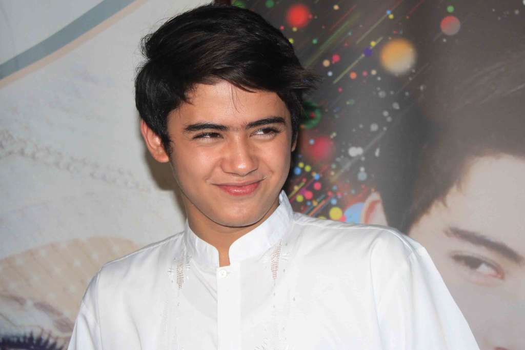 Gaya Baju Koko `Si Ganteng` Aliando Syarief