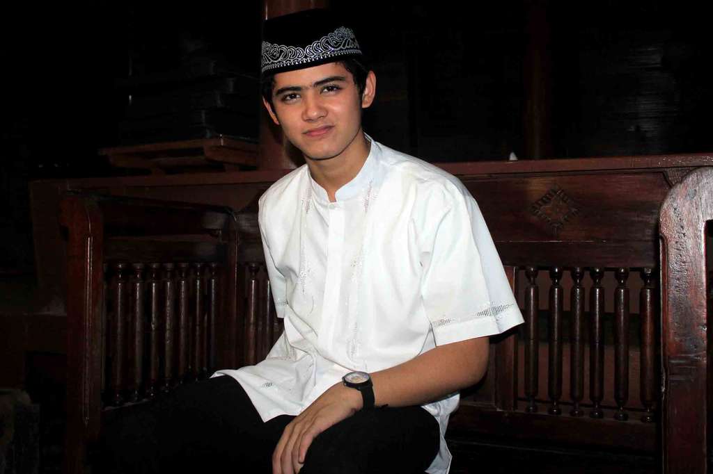 Gaya Baju Koko `Si Ganteng` Aliando Syarief