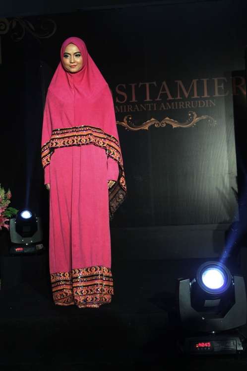 Hijab Elegan dari Tangan Pengacara