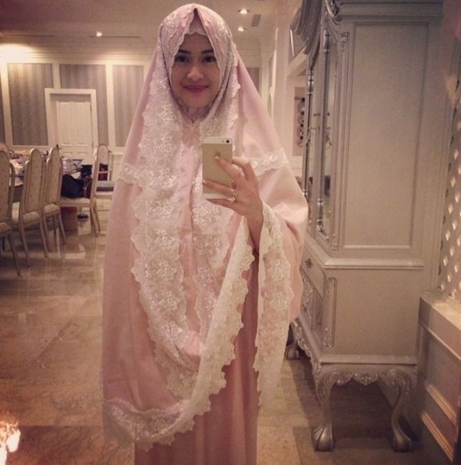 Cantiknya Dian Sastro `Selfie` Berhijab