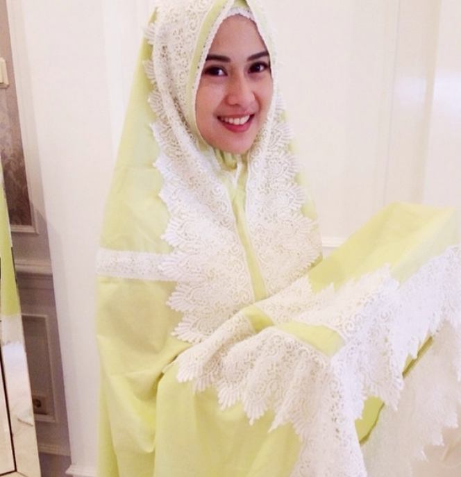 Cantiknya Dian Sastro `Selfie` Berhijab