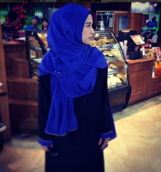 Cantiknya Dian Sastro `Selfie` Berhijab