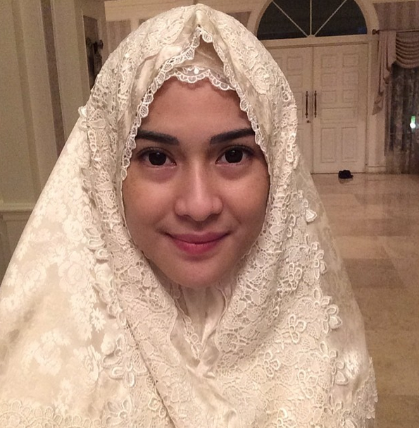 Cantiknya Dian Sastro `Selfie` Berhijab