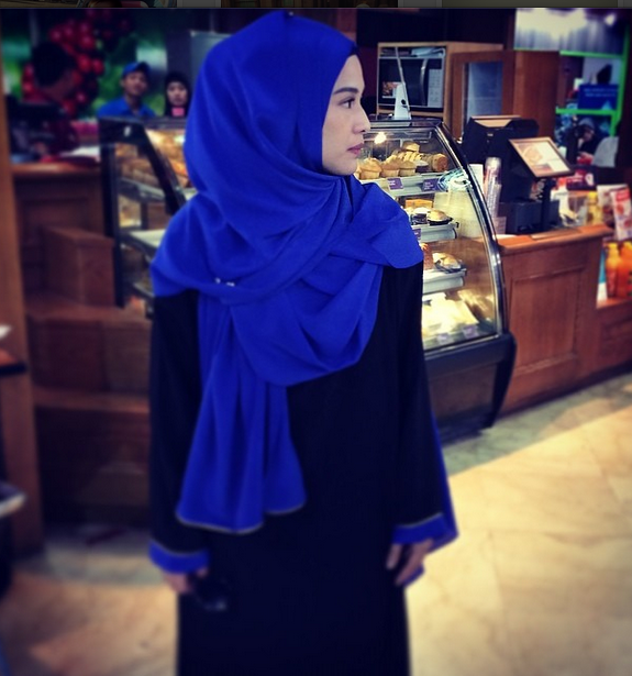 Cantiknya Dian Sastro `Selfie` Berhijab