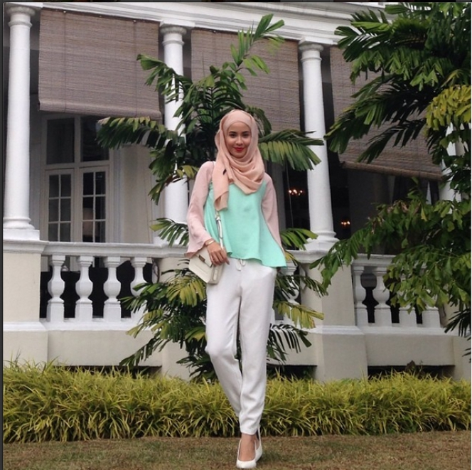 Hijab `Monokrom` Artis Cantik Malaysia