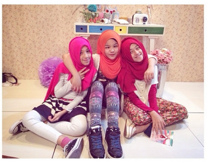 Aksi Hijaber Cilik, Si Perias Model Dewasa