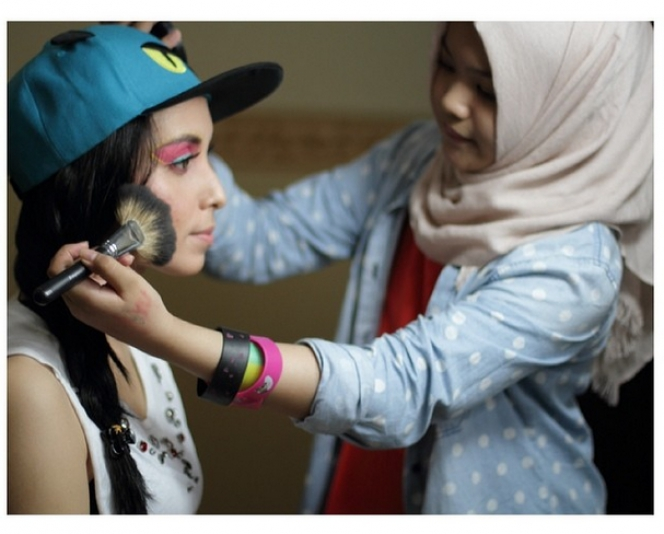 Aksi Hijaber Cilik, Si Perias Model Dewasa