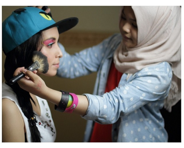 Aksi Hijaber Cilik, Si Perias Model Dewasa