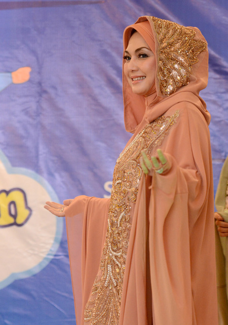 Cantiknya Nia Daniati Berhijab