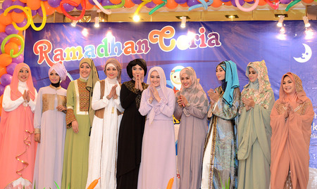 Cantiknya Nia Daniati Berhijab