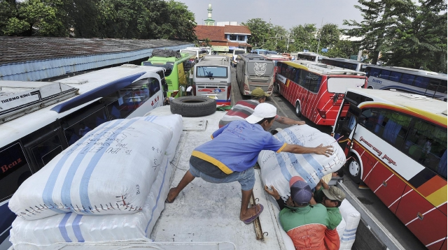Pemudik Mulai Padati Terminal