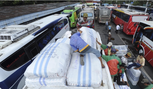 Pemudik Mulai Padati Terminal
