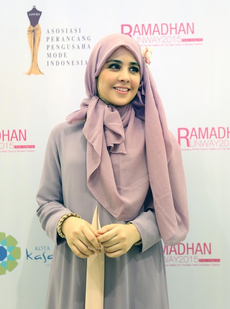 Risty Tagor Pamer Koleksi Terbaru di Runway 2015