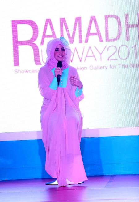 Risty Tagor Pamer Koleksi Terbaru di Runway 2015