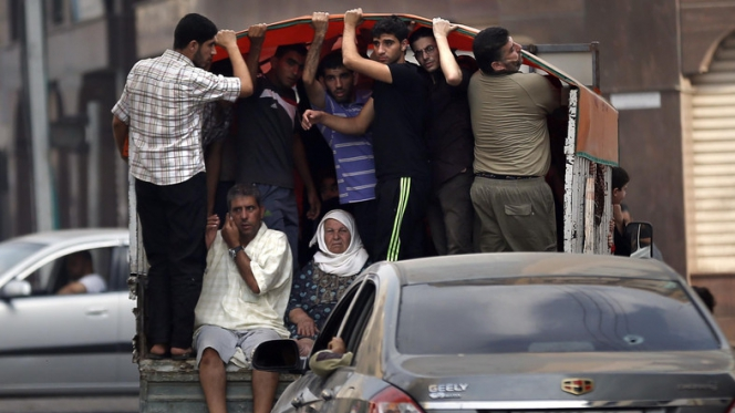 Serangan Israel Kian Brutal, Warga Palestina Mengungsi