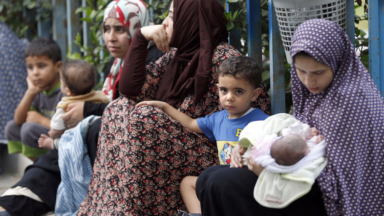 Serangan Israel Kian Brutal, Warga Palestina Mengungsi