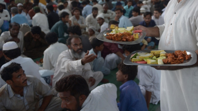 Berburu Buka Puasa Gratis di Pakistan