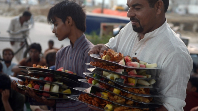 Berburu Buka Puasa Gratis di Pakistan