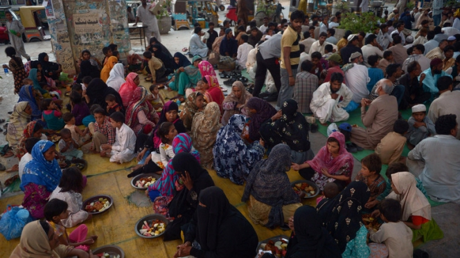Berburu Buka Puasa Gratis di Pakistan