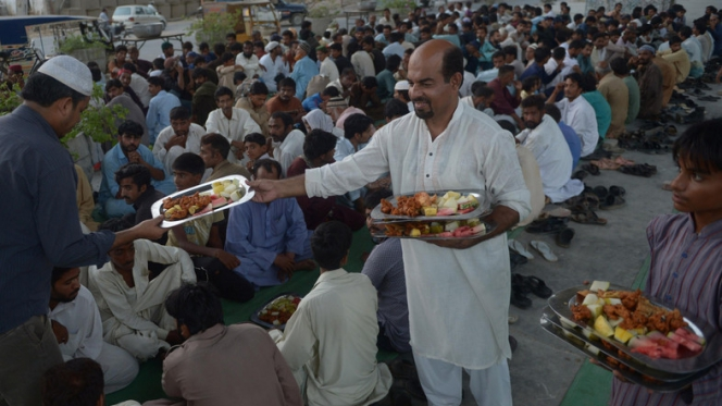 Berburu Buka Puasa Gratis di Pakistan