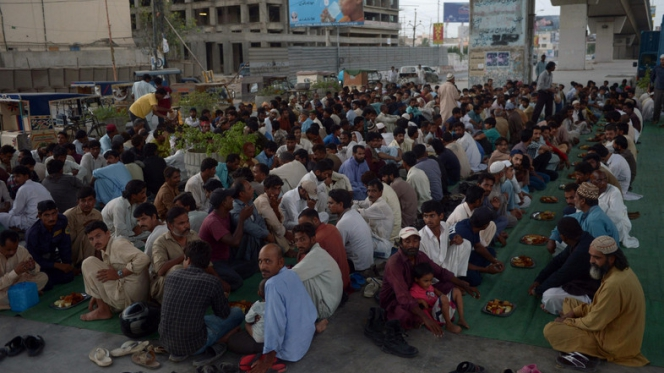 Berburu Buka Puasa Gratis di Pakistan