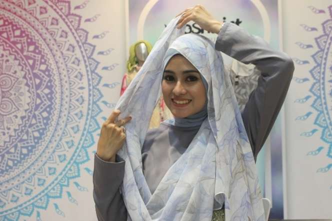 Tutorial Hijab Cantik untuk Salat Ied