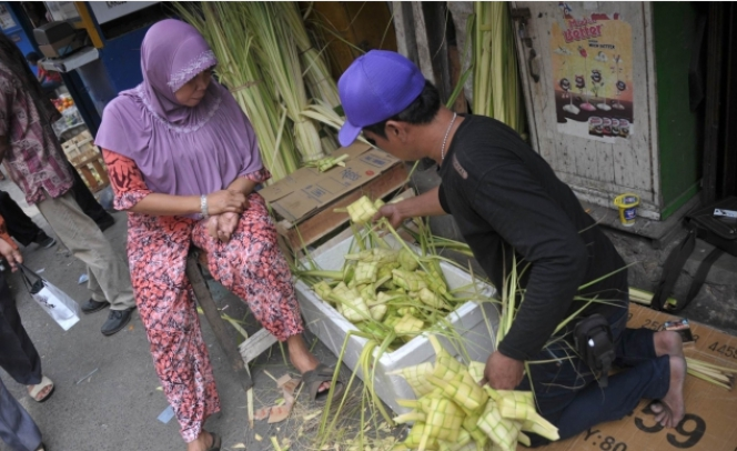 Cerita Pedagang Ketupat Dadakan