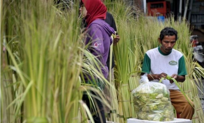 Cerita Pedagang Ketupat Dadakan