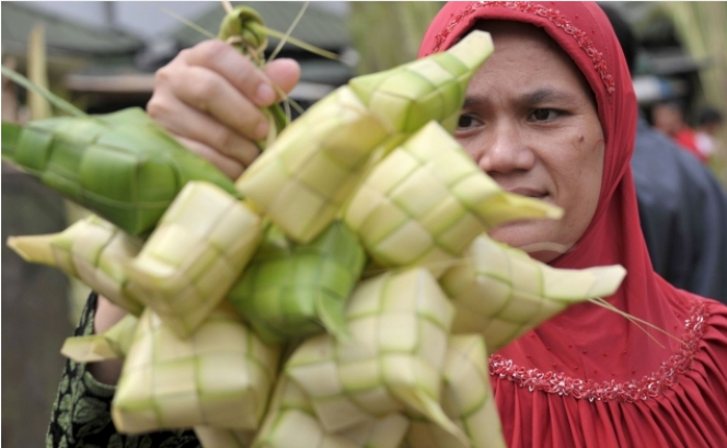 Cerita Pedagang Ketupat Dadakan