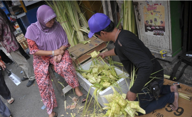 Cerita Pedagang Ketupat Dadakan