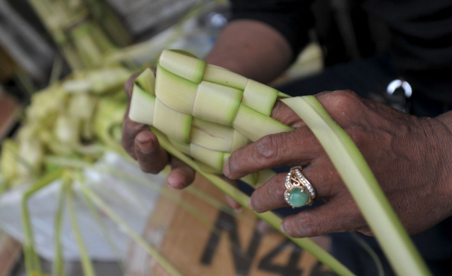 Cerita Pedagang Ketupat Dadakan