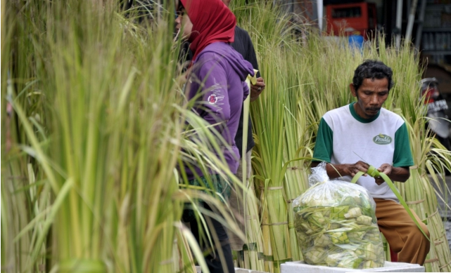Cerita Pedagang Ketupat Dadakan