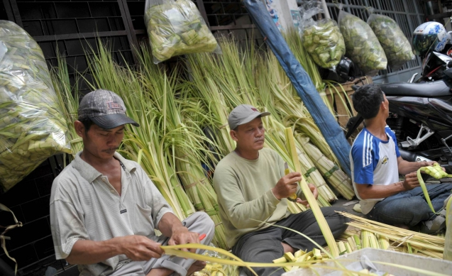 Cerita Pedagang Ketupat Dadakan