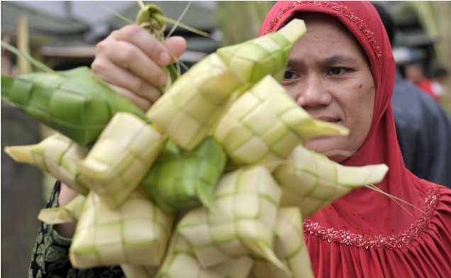 Cerita Pedagang Ketupat Dadakan