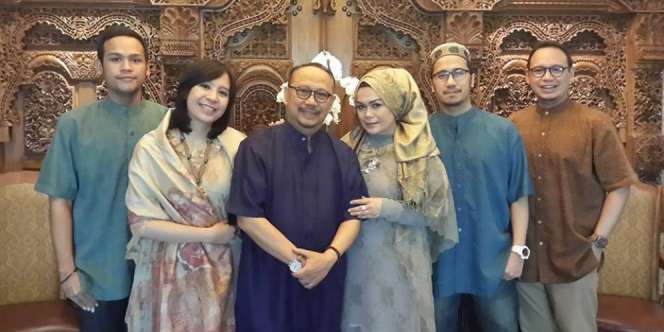 Kekompakan Keluarga Ebiet G Ade Saat Lebaran