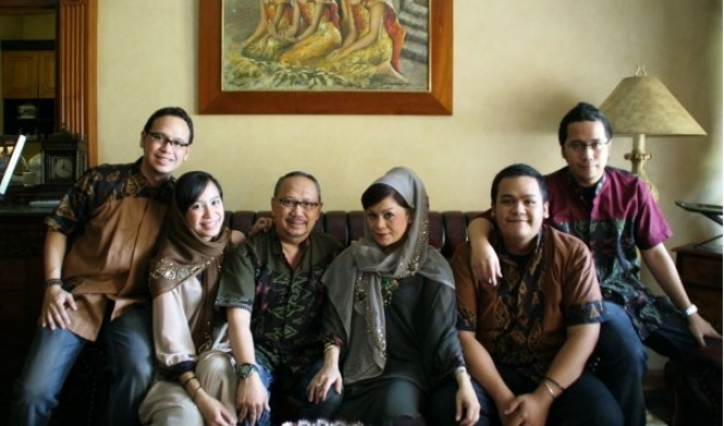 Kekompakan Keluarga Ebiet G Ade Saat Lebaran