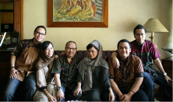 Kekompakan Keluarga Ebiet G Ade Saat Lebaran