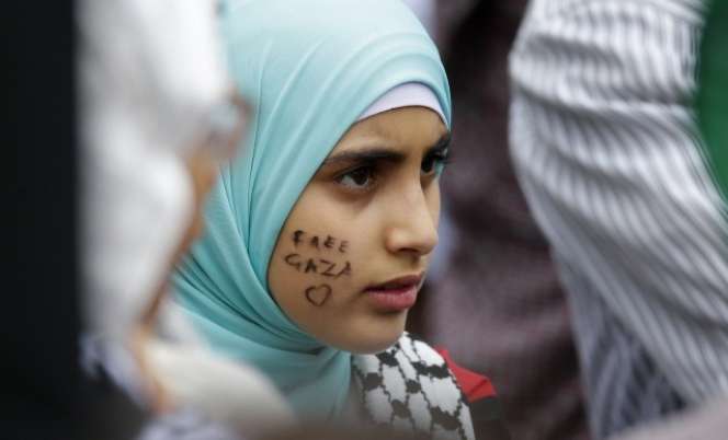 Gadis Cantik Ini Gelar Aksi Solidaritas Gaza saat Paus Berdoa
