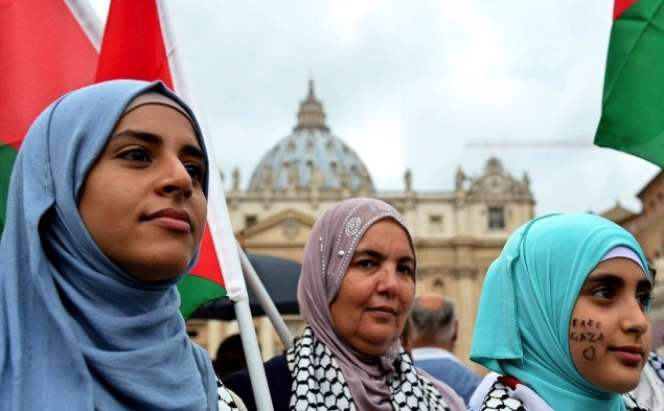 Gadis Cantik Ini Gelar Aksi Solidaritas Gaza saat Paus Berdoa