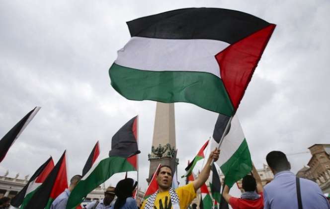 Gadis Cantik Ini Gelar Aksi Solidaritas Gaza saat Paus Berdoa