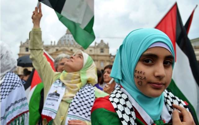Gadis Cantik Ini Gelar Aksi Solidaritas Gaza saat Paus Berdoa