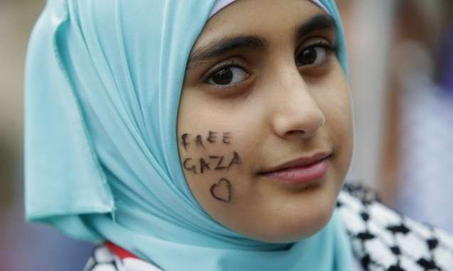Gadis Cantik Ini Gelar Aksi Solidaritas Gaza saat Paus Berdoa