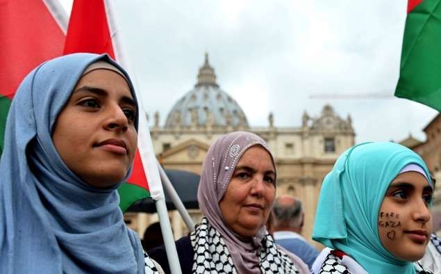 Gadis Cantik Ini Gelar Aksi Solidaritas Gaza saat Paus Berdoa