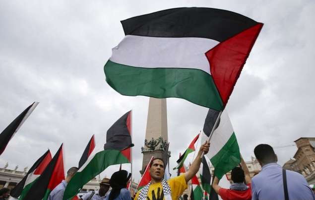 Gadis Cantik Ini Gelar Aksi Solidaritas Gaza saat Paus Berdoa