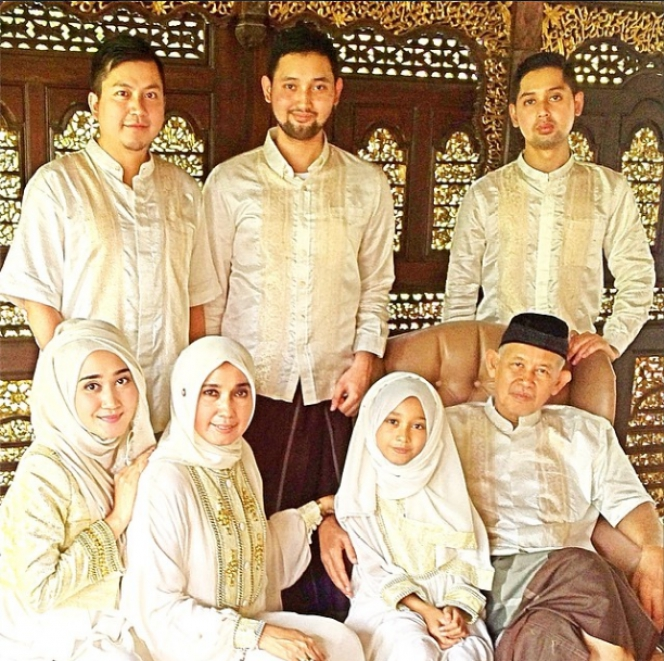 Selebritis Pamer Foto Lebaran di Sosial Media