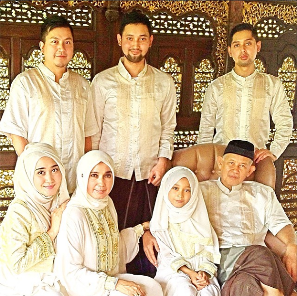 Selebritis Pamer Foto Lebaran di Sosial Media
