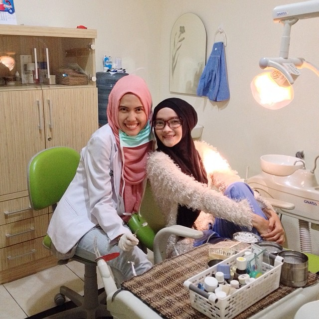 Gaya Hijab Keren si Dokter Gigi Cantik 