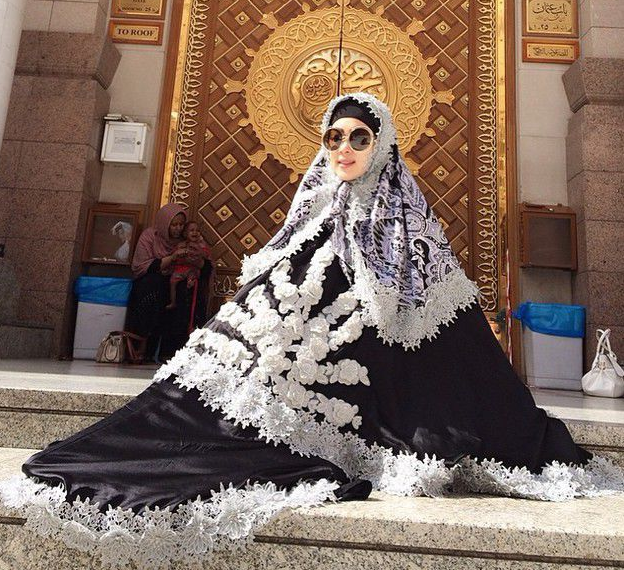 Gaya Syahrini Saat Jalani Ibadah Umroh