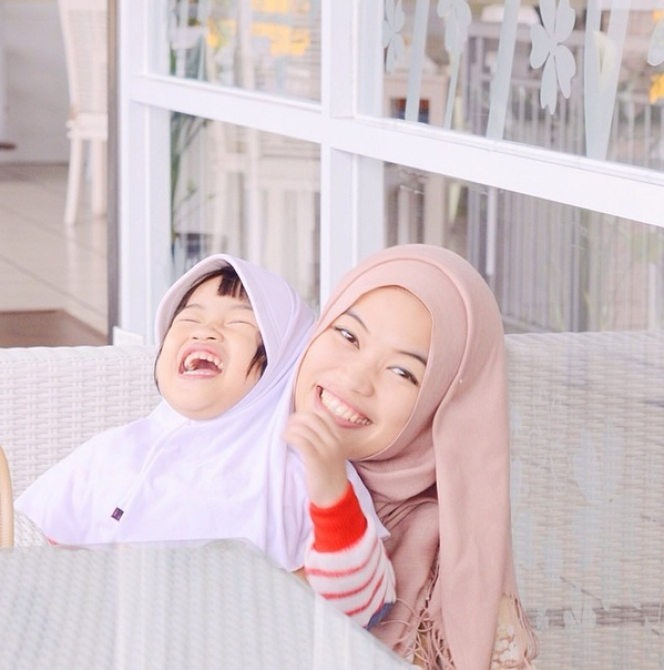 Gaya Kompak Hijab Putri Aa Gym